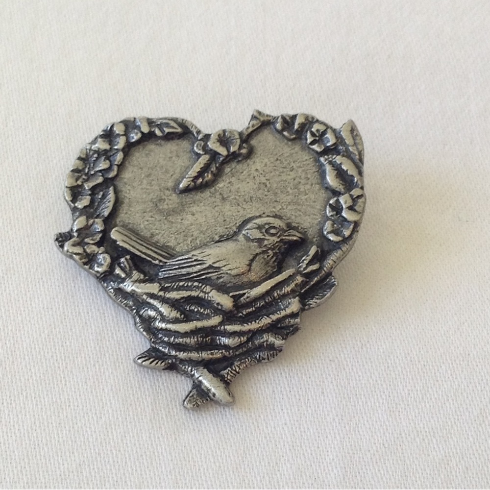 Bird & Blooms 2004 brooch pin bird’s nest in heart Pewter Aves Signed